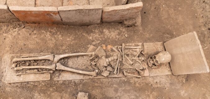 Freigelegtes menschliches Skelett bei einer archäologischen Ausgrabung